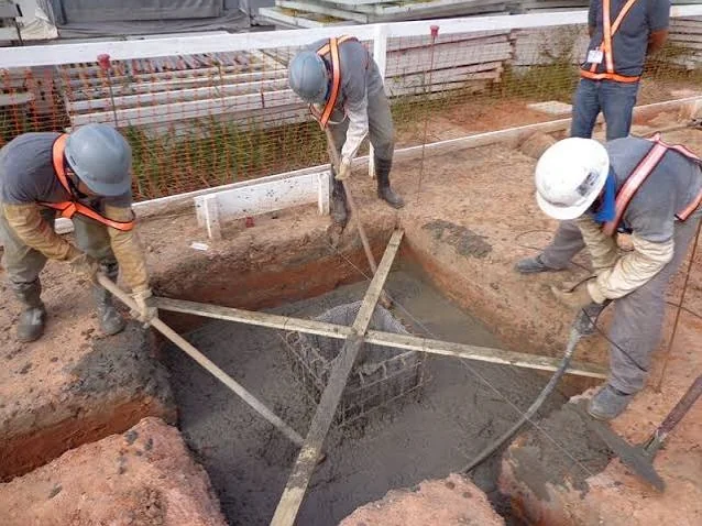 Equipe concretando sapata de fundação