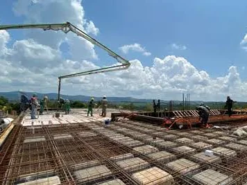 Laje armada sendo concretada com bomba lança