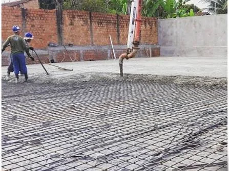 Concreto bombeado sobre laje com tela de aço