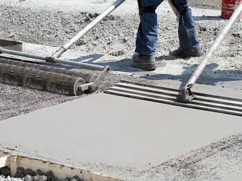 Sarrafeamento de piso de concreto com régua